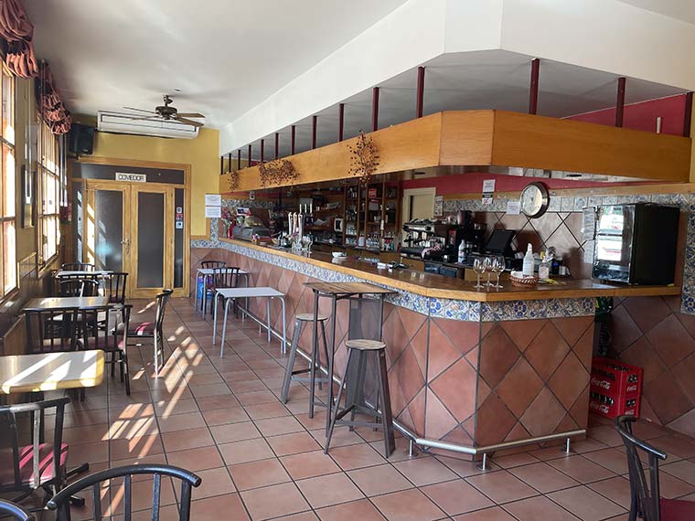 interior del bar Los Nogales, c